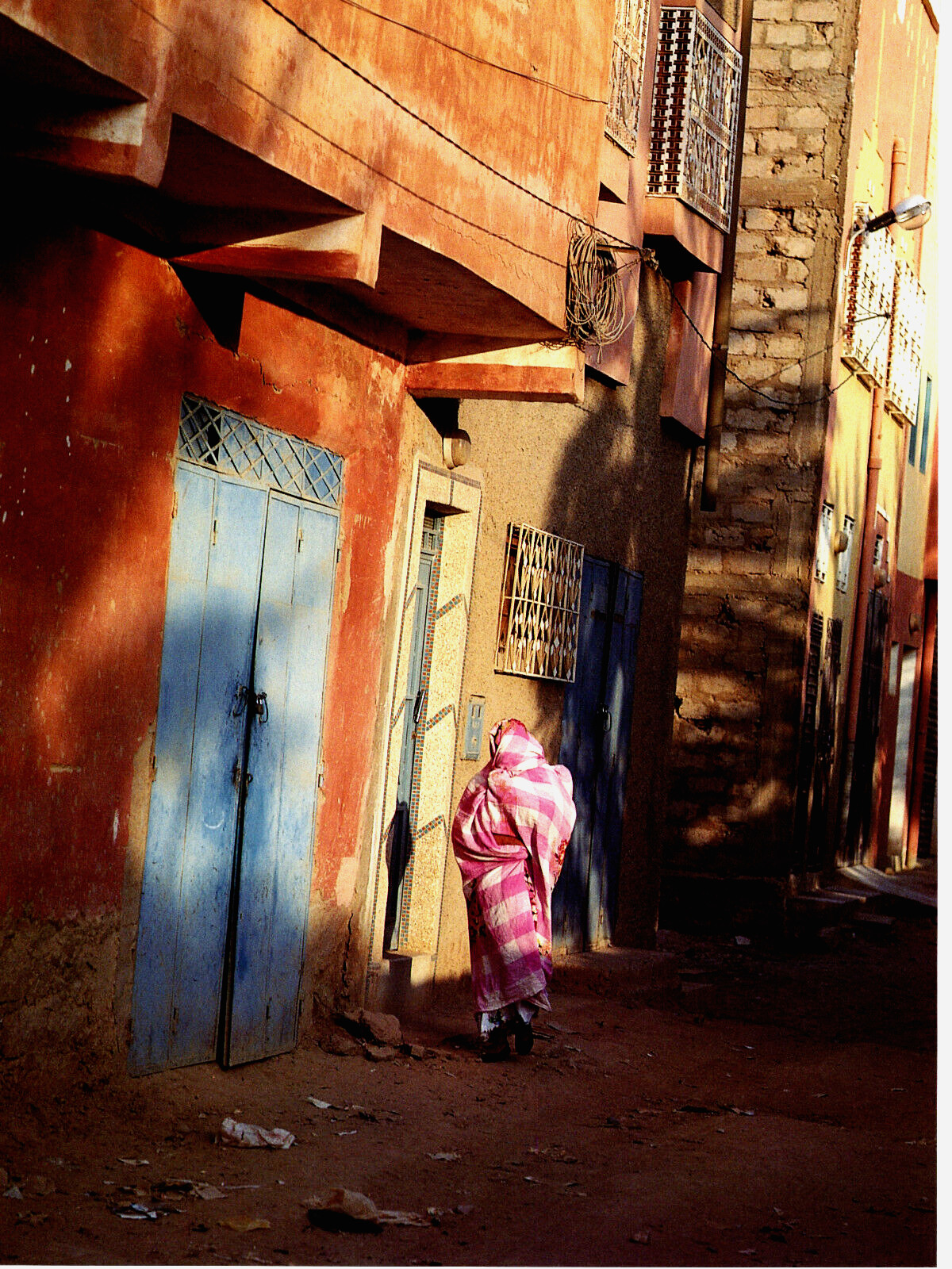 1995 VINTAGE PRINT Photo Erfoud Morocco Women Baby Street Buildings Door City